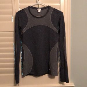 GapFit navy/white fitted workout top. Size medium.